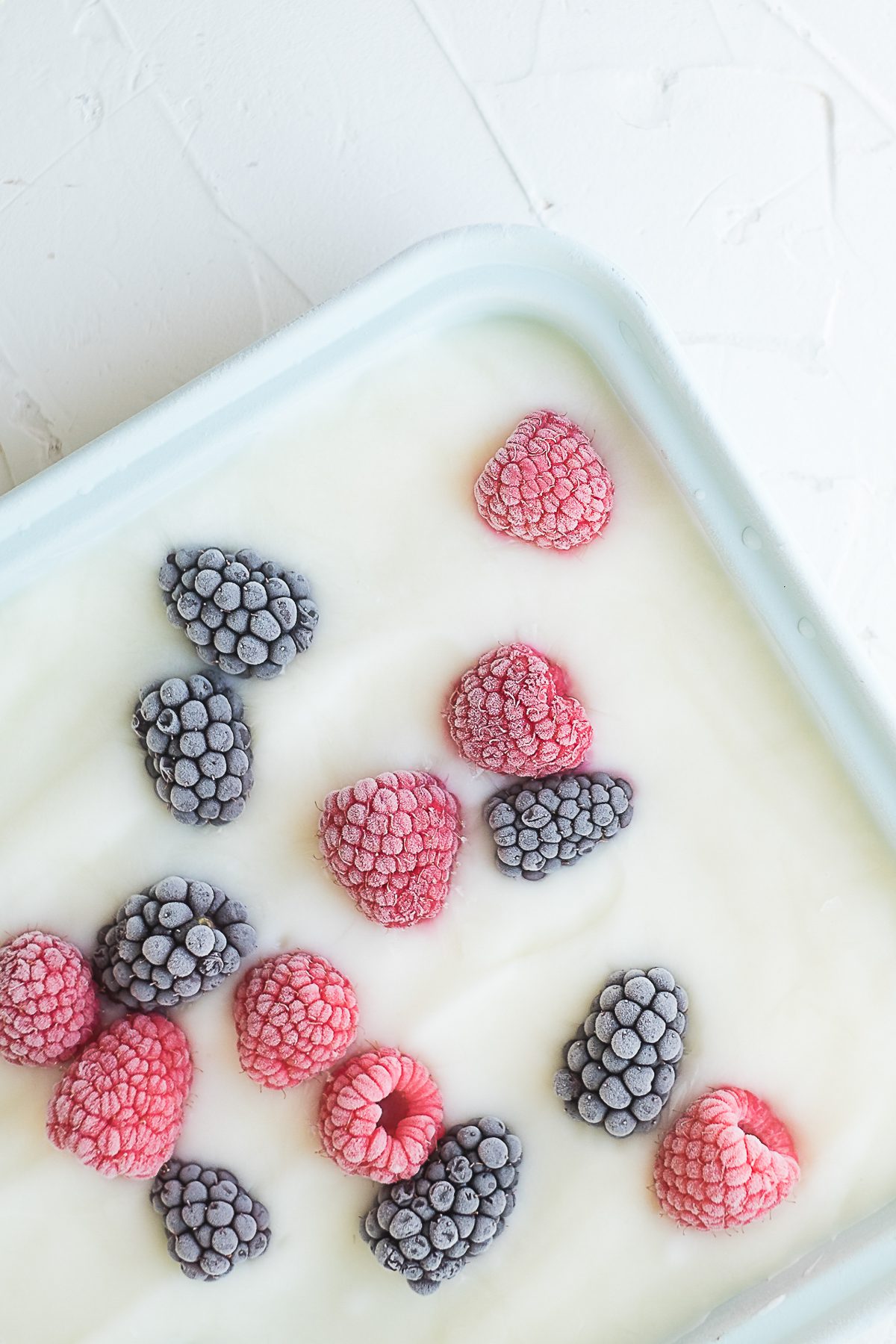 Yogurt frozen with berries in it