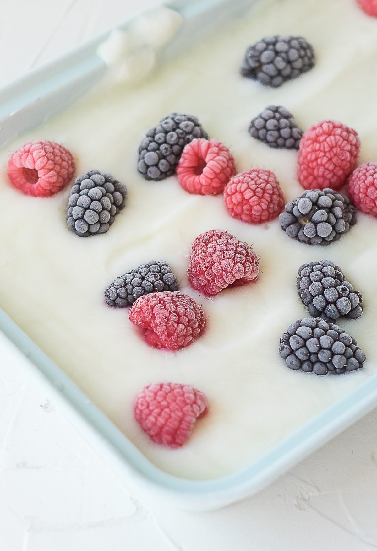 Yogurt frozen with berries in it