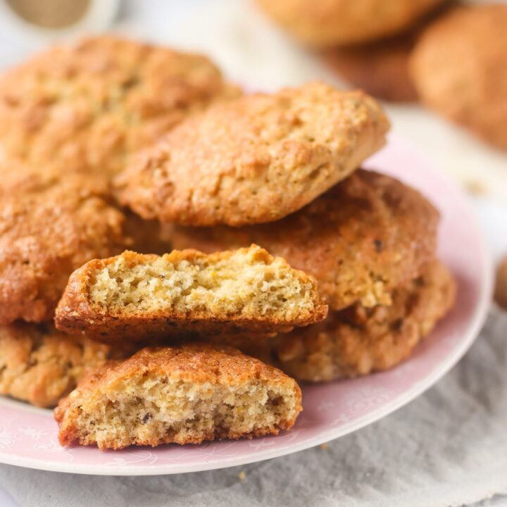 Cookies made with Oatmeal and Cardamom